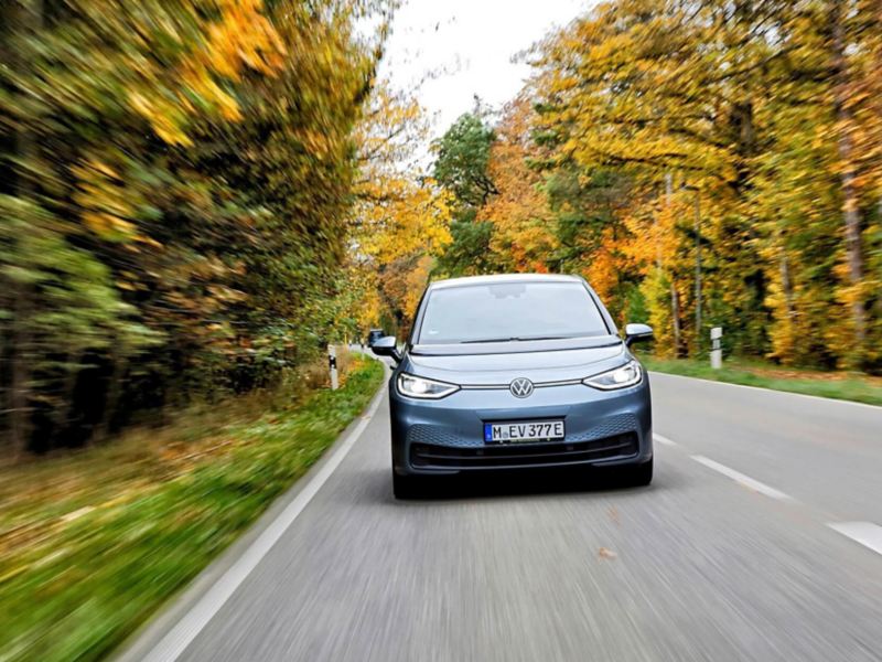 Ένα VW ID. 3 κινείται σε έναν δρόμο για τη δοκιμή 100.000 χλμ. της Γερμανικής ADAC