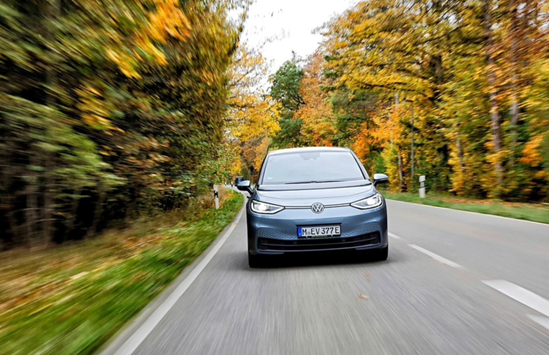 Ένα VW ID. 3 κινείται σε έναν δρόμο για τη δοκιμή 100.000 χλμ. της Γερμανικής ADAC