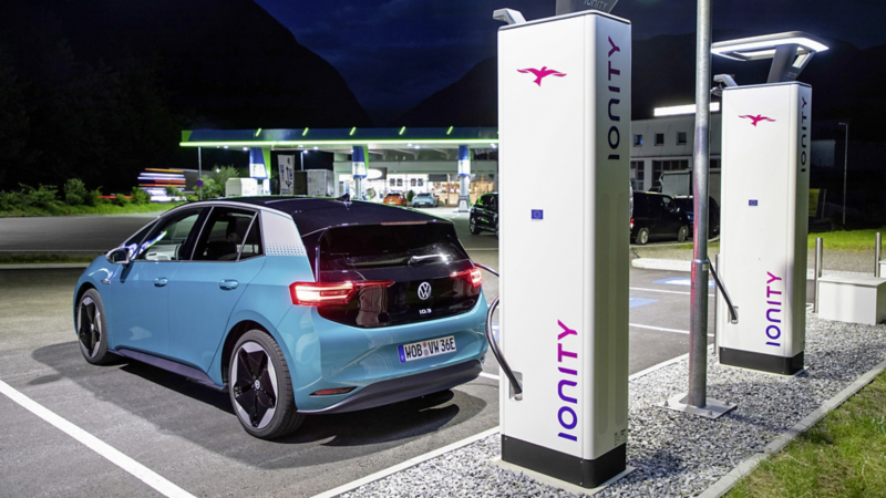 En blå VW ID.3 står på laddning vid en Ionity-station
