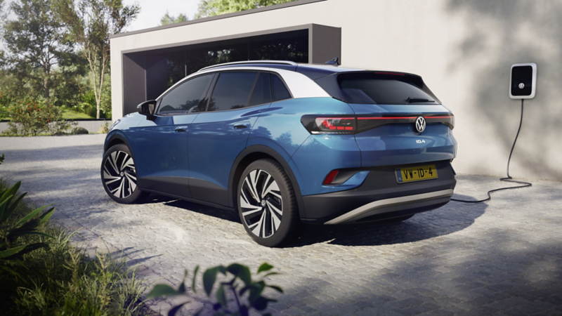 Volkswagen ID.4 wordt opgeladen aan een laadpaal op een oprit