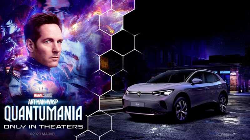 Αφίσα που απεικονίζει αριστερά τον ήρωα της ταινίας Κβαντομανία και δεξιά τo Volkswagen ID.4 - Συνεργασία Volkswagen με Marvel Studios
