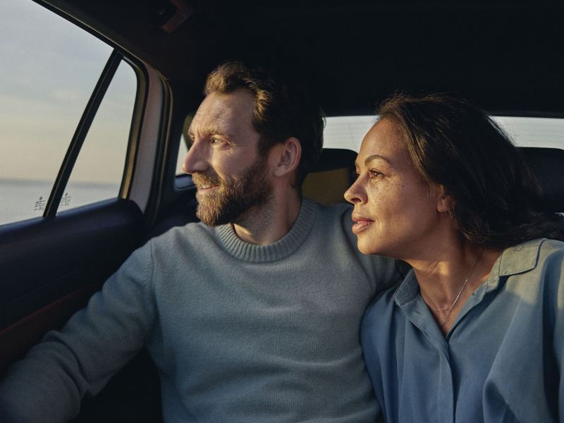 Ein Mann und eine Frau sitzen in einem ID.5