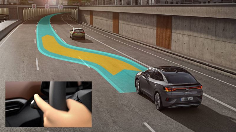 Volkswagen ID 5 automatycznie zmienia pas ruchu po wrzuceniu kierunkowskazu, dzięki systemowi IQ.Drive Travel Assist