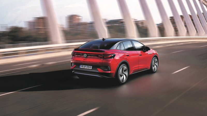 Röd Volkswagen ID.5 kör över en bro
