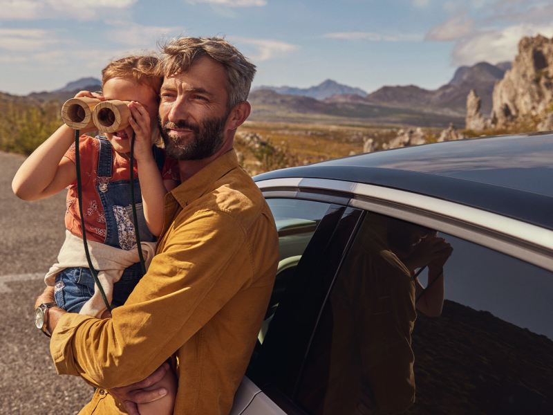 Ein Pärchen steht neben dem ID.7