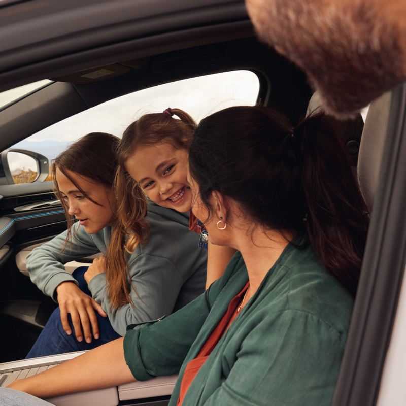 Eine Familie sitzt in einem ID.7