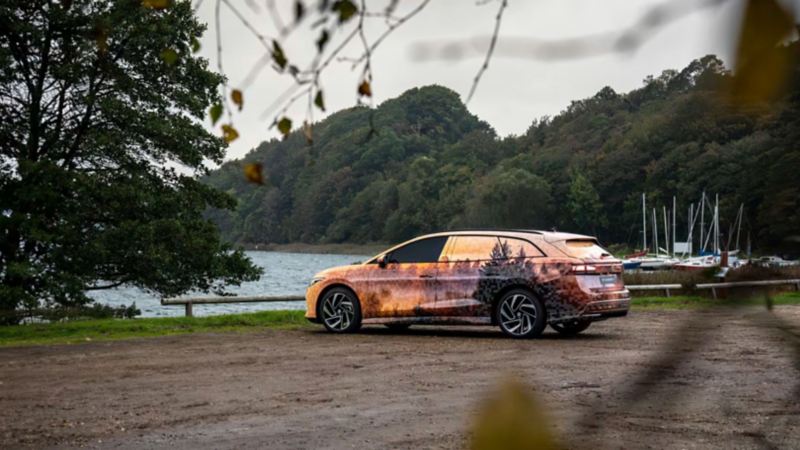 Hvid Concept ID. Space Vizzion holder parkeret i rum med lilla lys