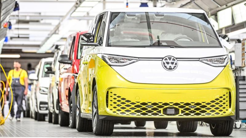  ID. Buzz αυτοκίνητα τοποθετημένα το ένα πίσω από το άλλο κατά την διαδικασία παραγωγής τους στο εργοστάσι της Volkswagen στο Ανόβερο