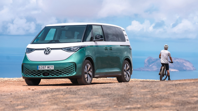 El VW ID. Buzz bicolor verde en Lanzarote