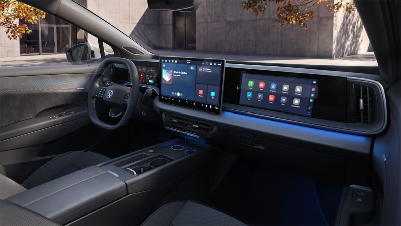 Interieur-Ansicht auf die Displaylandschaft mit Beifahrerdisplay eines VW ID.Tiguan R-Line