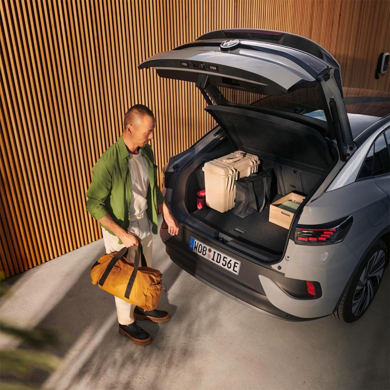 Man putting things in boot of ID.5