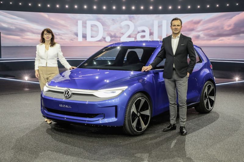 Imelda Labbé, responsable de la marque des ventes, du marketing et de l’après-vente, et Thomas Schäfer, CEO de la marque Volkswagen, présentent l’ID. 2all.