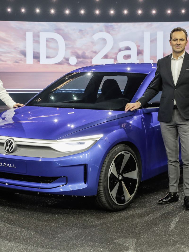 Imelda Labbé, responsable de la marque des ventes, du marketing et de l’après-vente, et Thomas Schäfer, CEO de la marque Volkswagen, présentent l’ID. 2all.