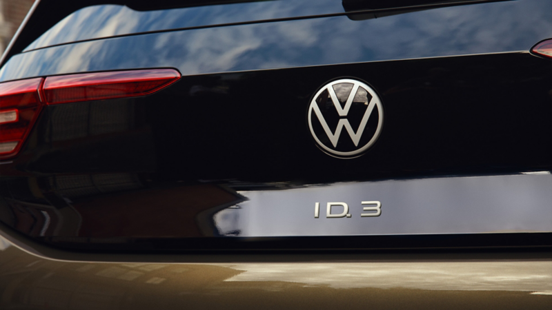 Detailansicht aus das VW Logo auf der Heckklappe eines ID.3