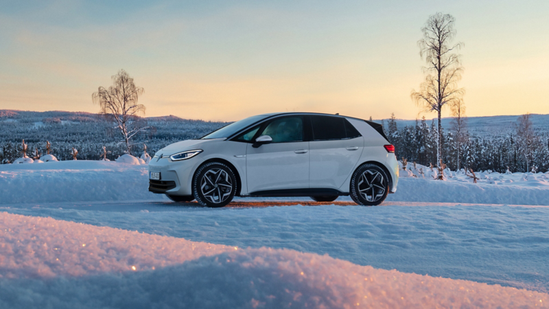 En vit ID.3 parkerad i vinterlandskap