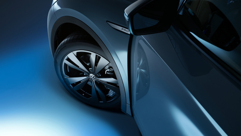 Das Rad eines VW ID. Modells mit sichtbaren Bremsen.