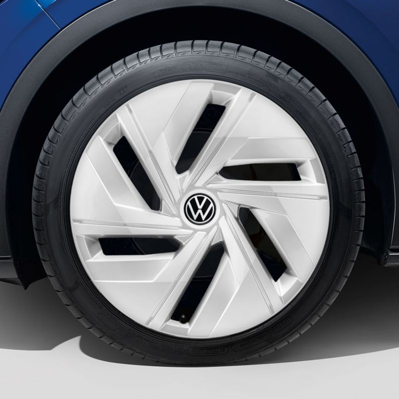 Dettaglio del copricerchio argento da 18" originale Volkswagen, montato su ID.4.
