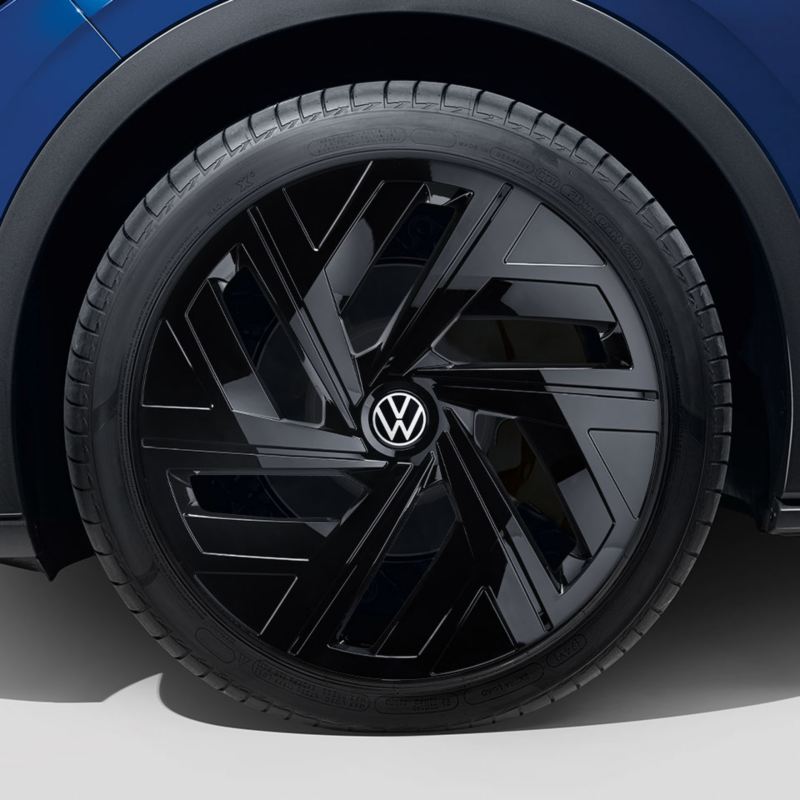 Dettaglio del copricerchio nero lucido da 19" originale Volkswagen, montato su ID.4.