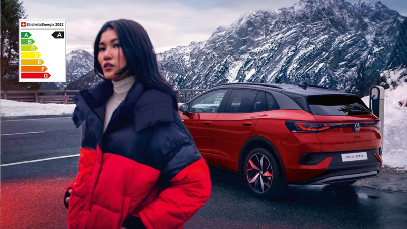 VW ID.4 GTX in rosso visibile dal lato e dalla parte posteriore