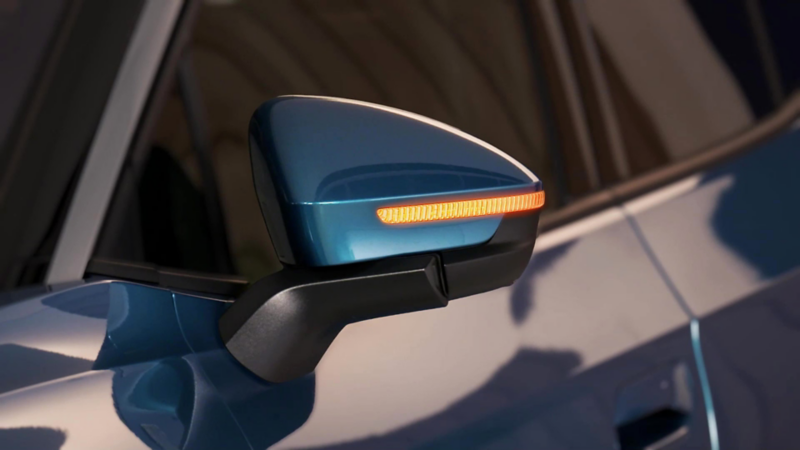 Seitlicher Blick auf einen blau lackierten Außenspiegel mit schlank integriertem LED-Blinker.