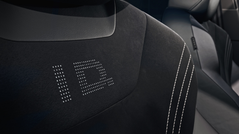 ID-Logo auf dem Beifahrersitz eines VW ID.4 Black Edition.