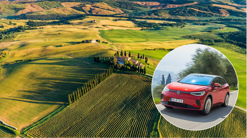 Landskapsvy med åkrar, med en röd Volkswagen ID. 5 markerad i en cirkel