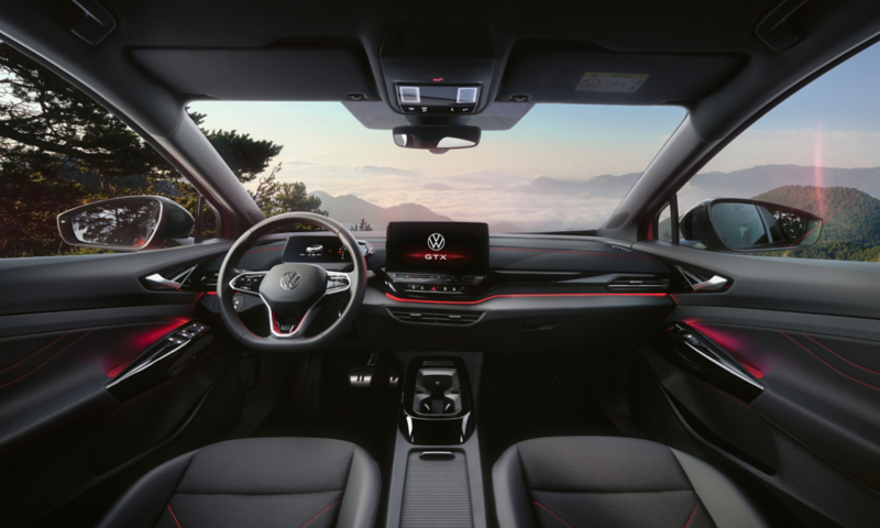 Vista degli interni di Volkswagen ID-5 GTX, con dettaglio sul volante multifunzione, la plancia di comando e il display del sistema di infotainment.
