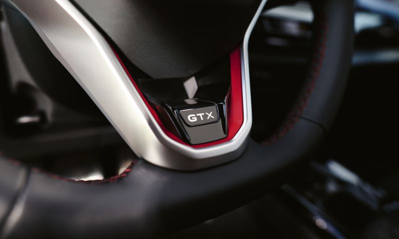 Dettaglio del logo GTX sul volante multifunzione di una Volkswagen ID.5 GTX.