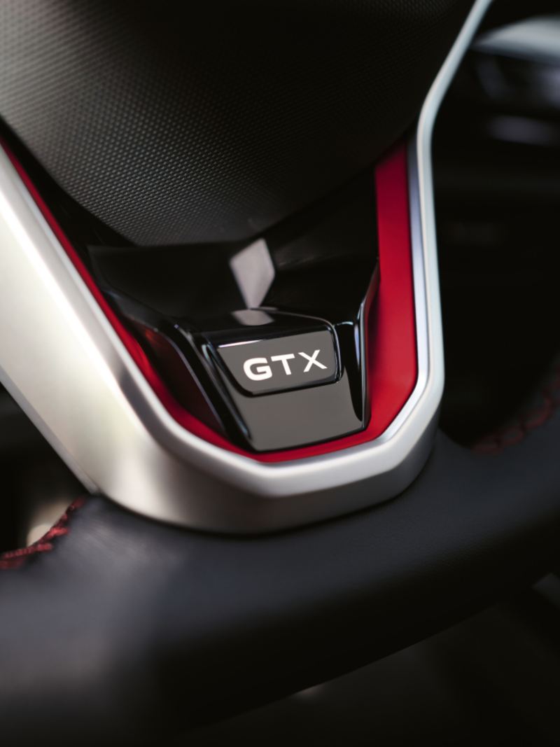 Dettaglio del logo GTX sul volante multifunzione di una Volkswagen ID.5 GTX.