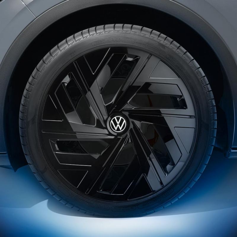 Dettaglio del copricerchio nero lucido da 19" originale Volkswagen, montato su ID.5.