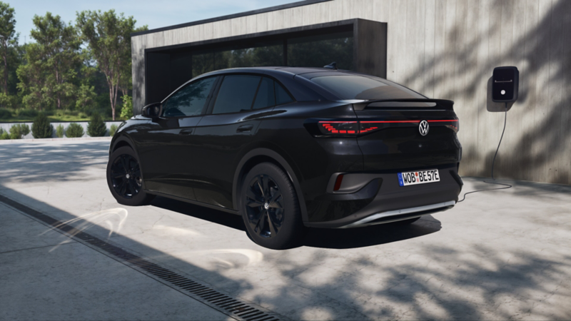 Heckansicht auf den ID.5 BLACK EDITION, welcher vor einem Gebäude parkt.