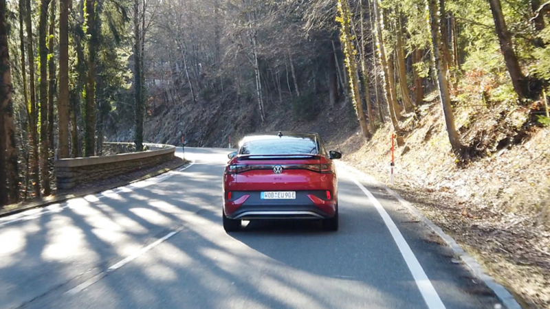 Ripresa dell'ID.5 in movimento da dietro su una strada in una foresta.