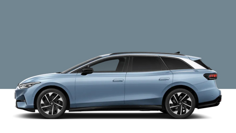Side view of a Volkswagen ID.7 Tourer on a blue background