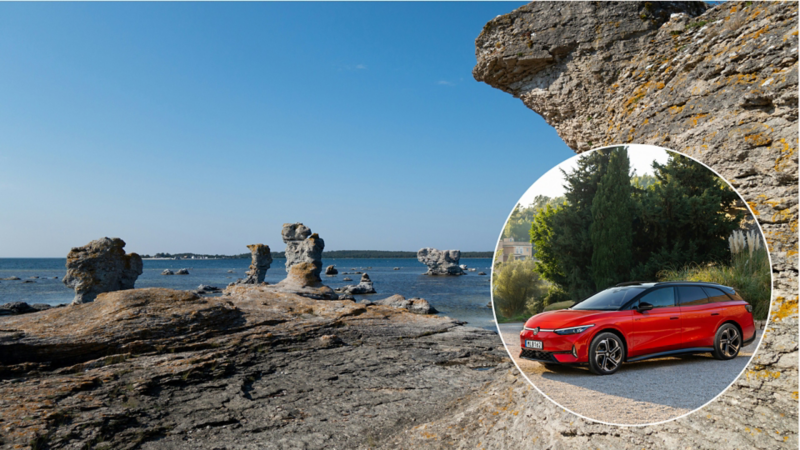 Kustlandskap med klippor, med en röd Volkswagen ID. 7 Tourer markerad i en cirkel