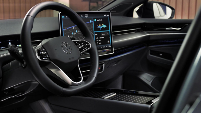 Vue intérieure depuis le siège conducteur sur le volant et le système multimédia.