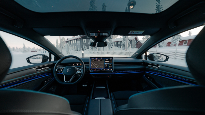 Interiör i en en VW ID.7. Ett vinterlanskap syns utanför