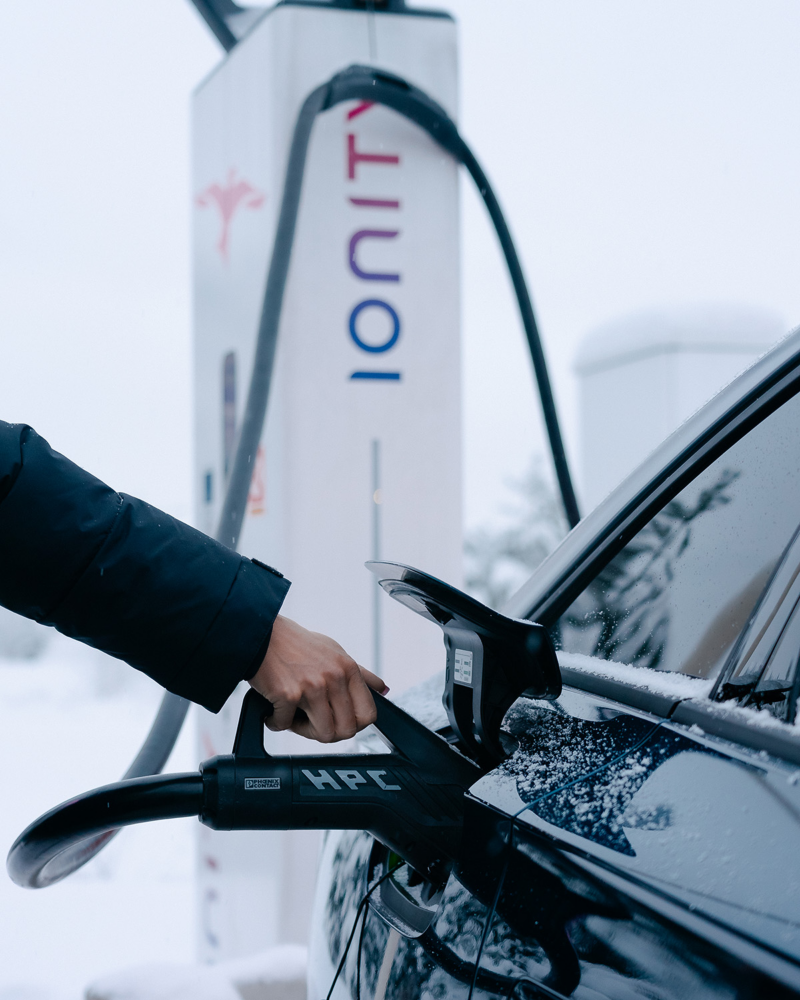Volkswagen elbil laddas vid lonity-laddstation.
