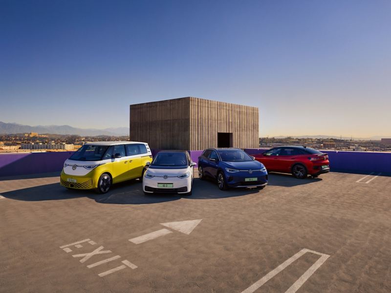 Różne modele Volkswagenów ID stoją obok siebie na parkingu
