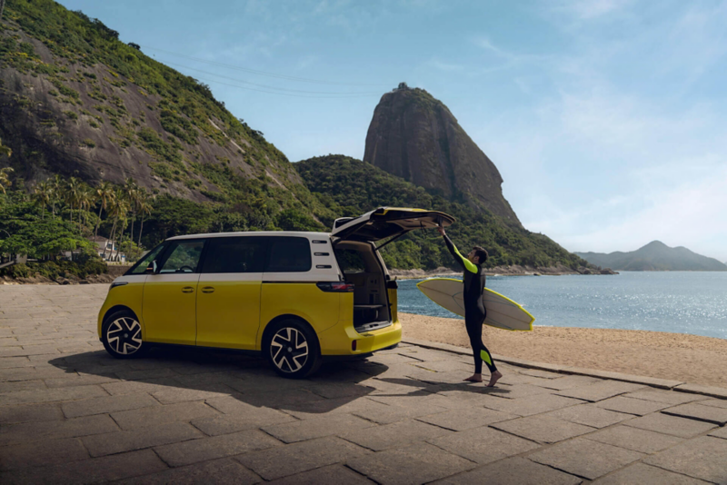 Surfista retirando a prancha de surf do porta-malas do ID.Buzz