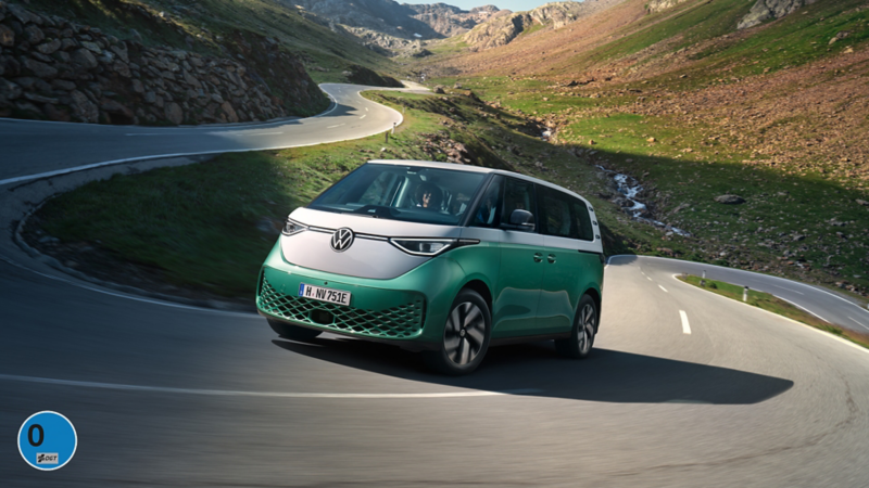 Una familia saliendo de casa con el VW ID. Buzz aparcado en frente.