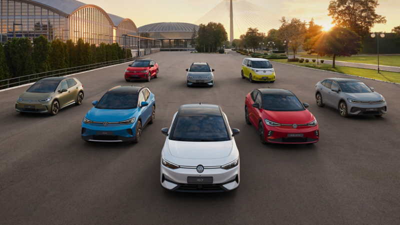 Katsaus Volkswagenin ID.-mallistoon. Taustalla vihreää ja auringonlasku.