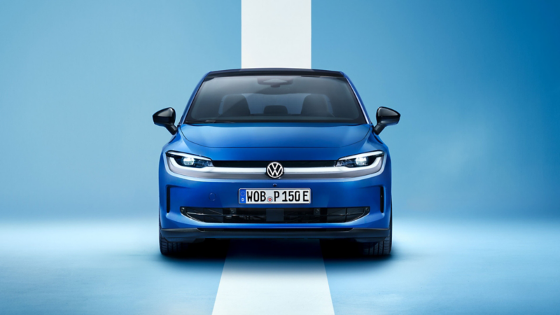 Ein blauer VW ID. Polo von vorne vor einem hellblauen Hintergrund.