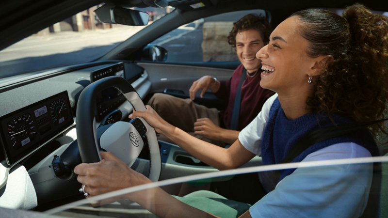 Personas en el interior del VW ID. Polo