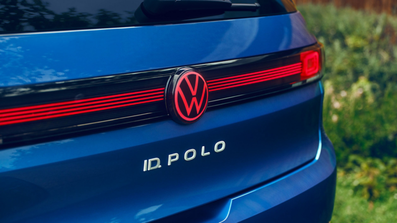 Πίσω φώτα LED με φωτιζόμενο λογότυπο Volkswagen ενός μπλε VW ID. Polo.