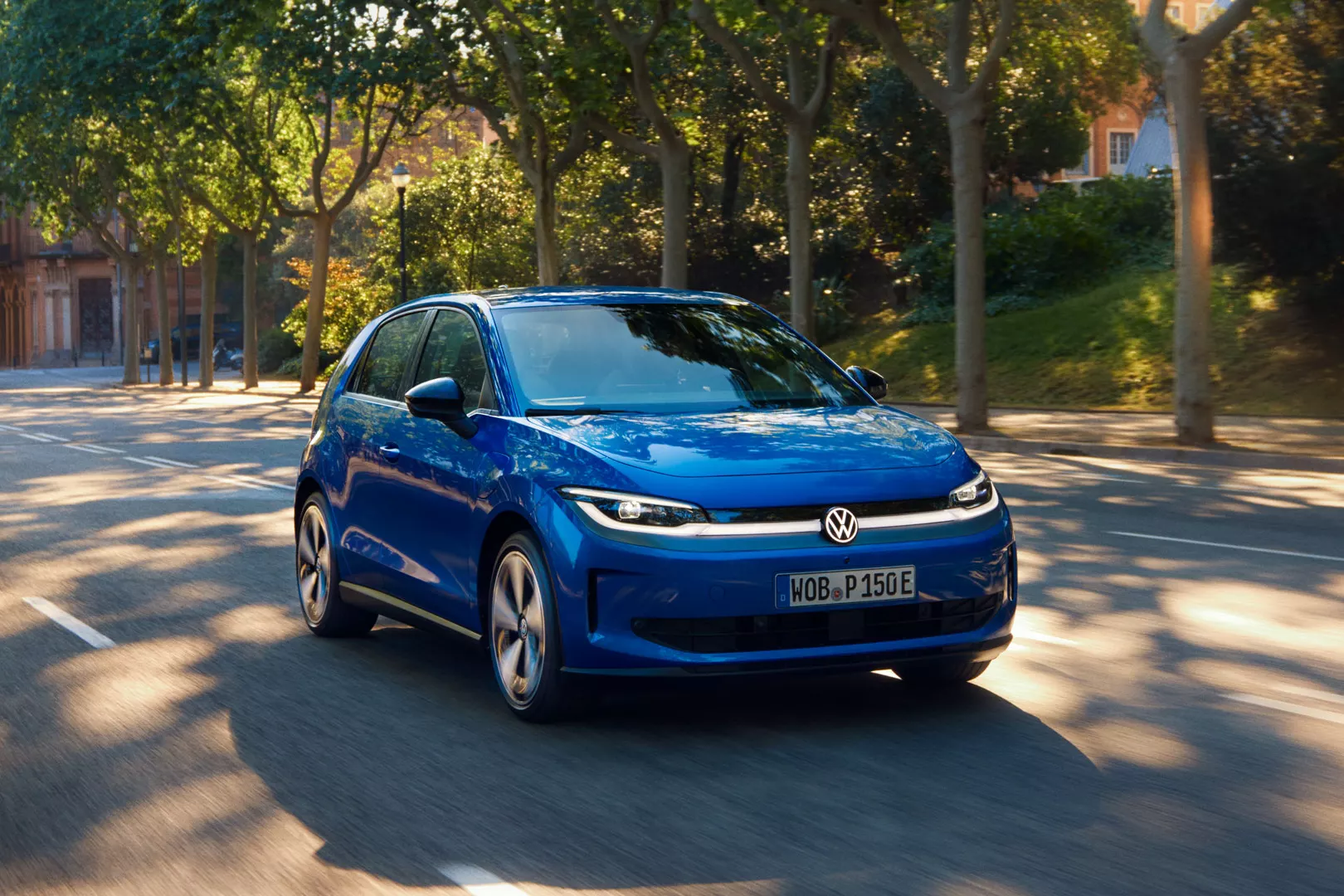 Volkswagen ID. Polo – dynamische Frontaufnahme auf einer Allee