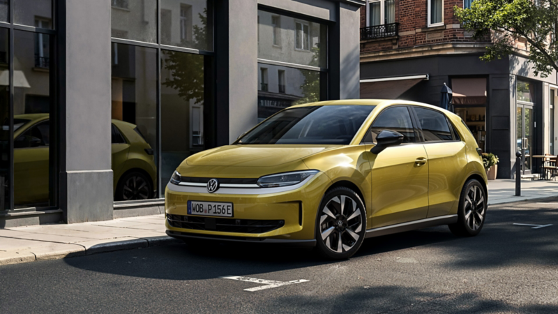 Ein gelber VW ID. Polo parkt an einer Straße in der Stadt.