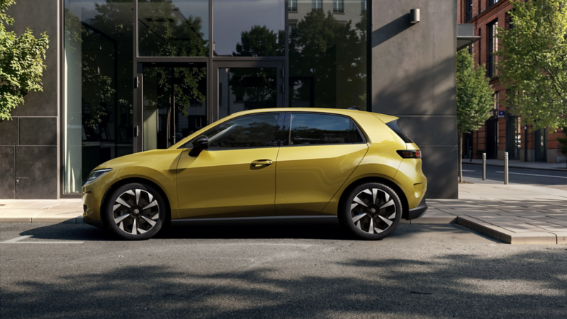 Ein gelber VW ID. Polo steht am Straßenrand vor einem Gebäude.