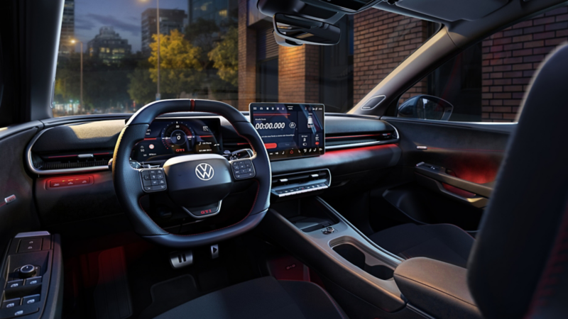 Förarplatsen i en VW ID. Polo GTI i kvällsljuset.