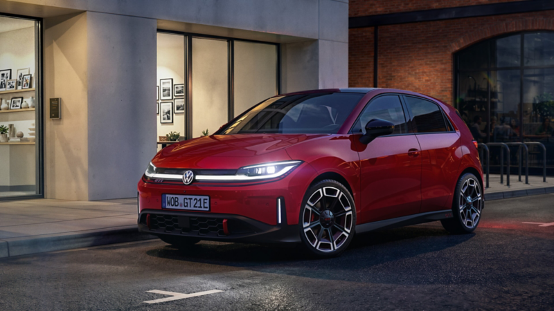 Ein roter VW ID. Polo GTI parkt vor einem modernen Gebäude.