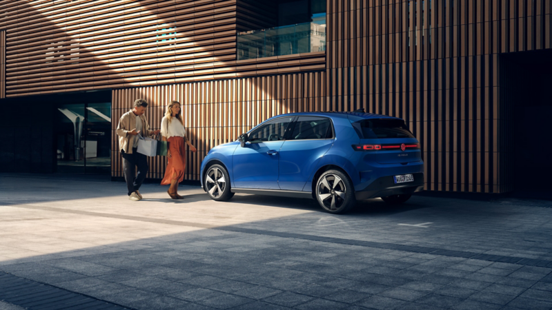 Kobieta wsiadająca do niebieskiego VW T-Cross